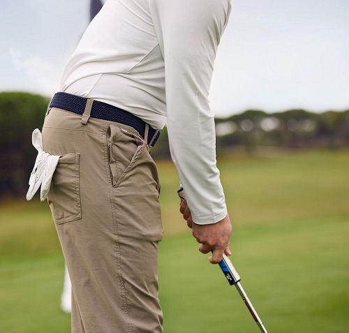 Golfbekleidung Übergrößen Herren – Mann in Golfhose und Funktionsshirt auf dem Platz