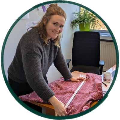 Ramona misst Regenjacken bei RennerXXL sorgfältig aus