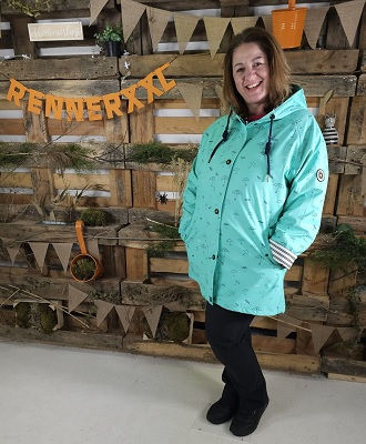 Friesennerz Damen Übergröße – Frau in türkisem Friesennerz mit Regenschirm-Print im RennerXXL Studio