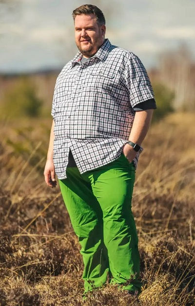 Wanderhose Herren große Größen – Gerri trägt eine Outdoorhose in Übergröße