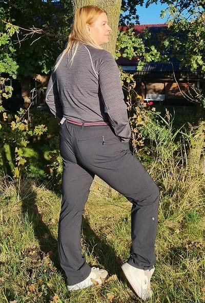 Wanderhose Damen Übergröße – Rückenansicht zeigt Passform an Gesäß und Oberschenkel