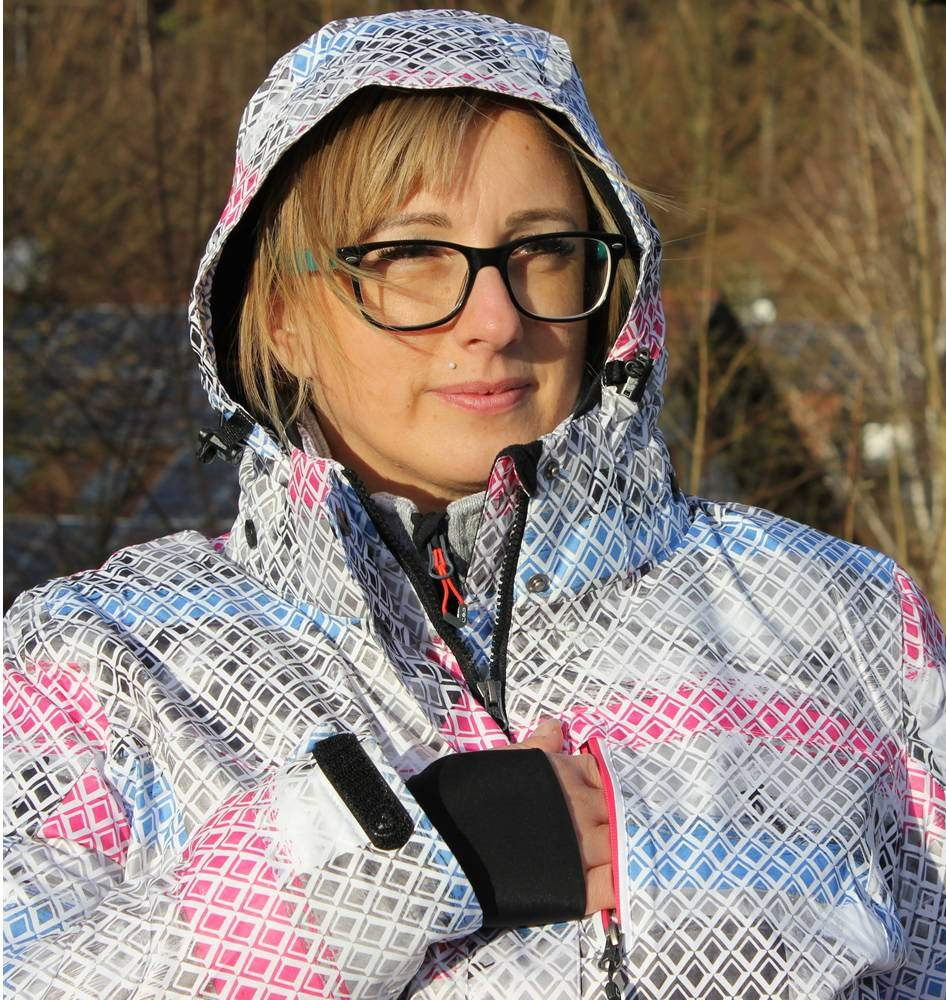 Frau trägt funktionale Damen Skijacke in großer Größe von RennerXXL bei Wintersonne