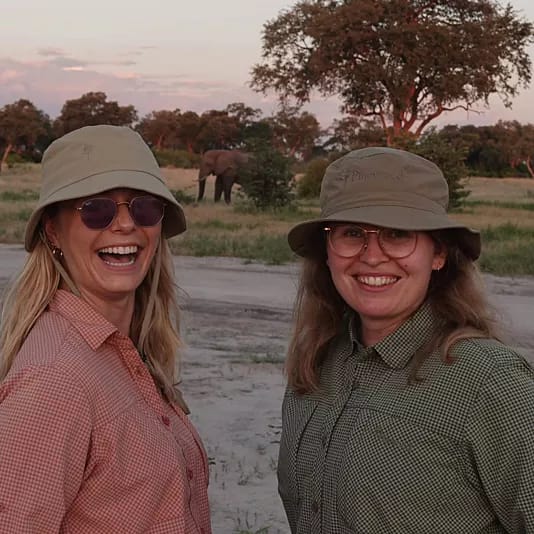Safari-Bekleidung Übergrößen Damen - Hemd und Hut auf Afrika-Reise