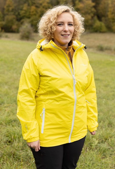Damen Regenjacke in Übergröße – gelbe Funktionsjacke für große Größen outdoor