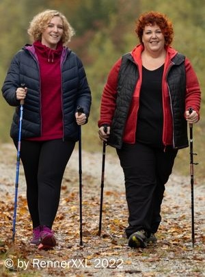 Zwei Damen in Plus Size Outdoor-Bekleidung, warme Thermohosen für Frauen in Übergröße beim Wandern