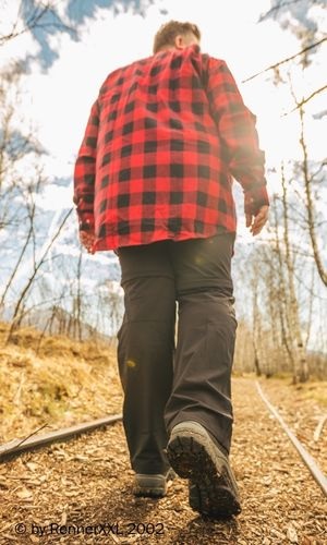 Mann in Übergröße von hinten, kräftige Passform der Thermohose für Herren XXL beim Wandern