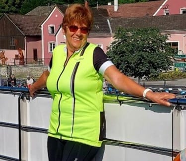 RennerXXL Kundin Dagmar im Fahrradtrikot große Größen – echte Radfahrerin in Übergröße