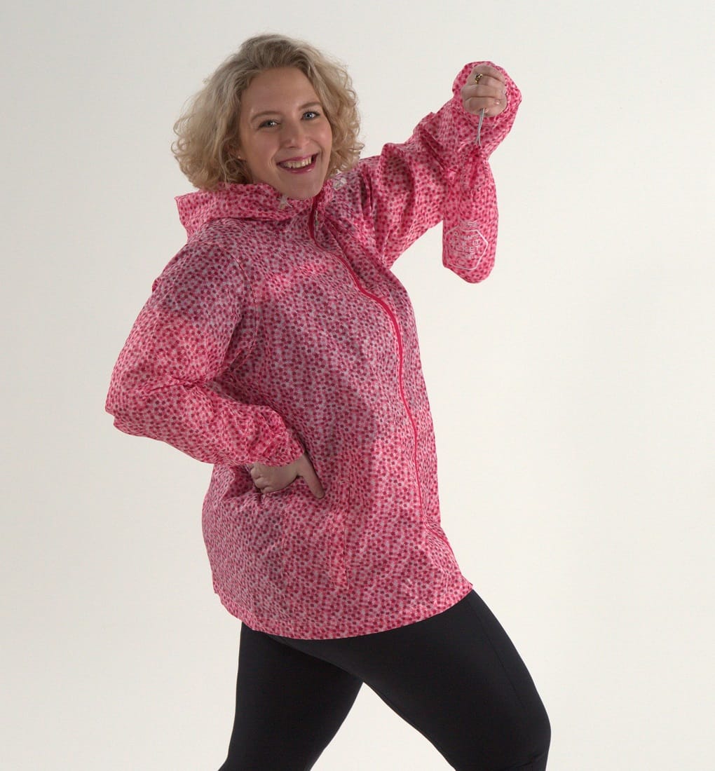 Ultraleichte Regenjacke packbar große Größen – kleines Packmaß für Damen in Übergrößen Ultraleichte Regenjacke im Beutel große Größen – Modell Jasmin zeigt packbare Regenjacke in Pink mit Blumenmuster, Größe 48