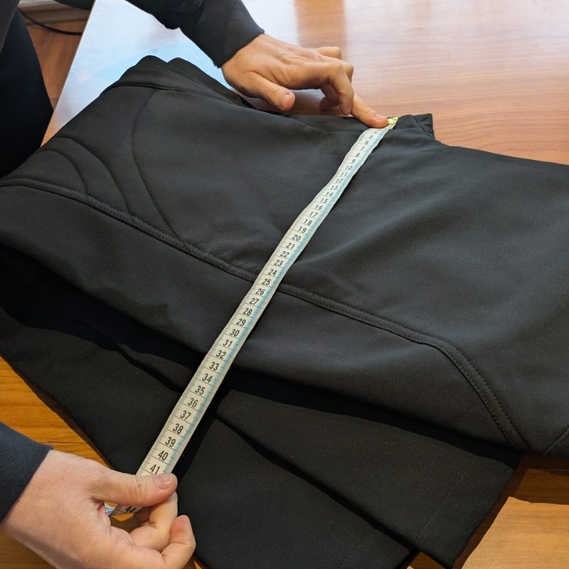 Ramona misst die Oberschenkelweite einer Hose 2 bis 3 cm unter dem Schritt