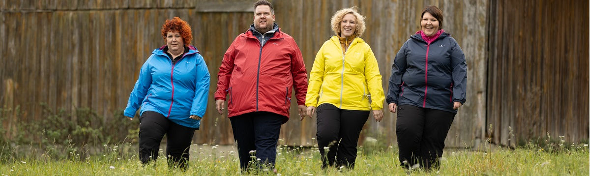 Regenbekleidung in Übergrößen – Gruppe mit bunten Regenjacken für Damen und Herren