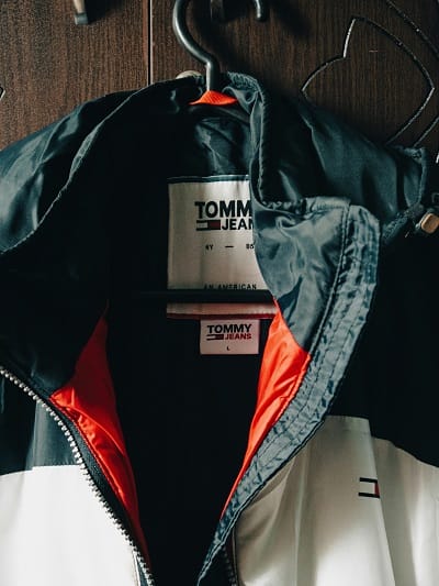 Tommy Jeans Jacke in Größe L – Detail der Passform mit sichtbarem Label und Logo