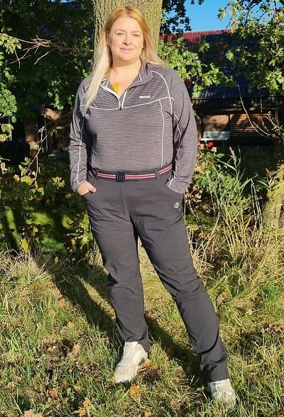 Wanderhose Damen große Größen – Bianca trägt eine Trekkinghose in Übergröße im Freien