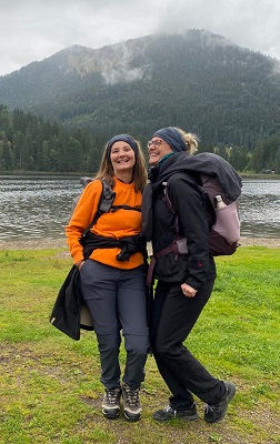 Sigrid und Kirstin vom RennerXXL-Team - beide 1,81 m groß - beim Wandern im Outdoor-Outfit