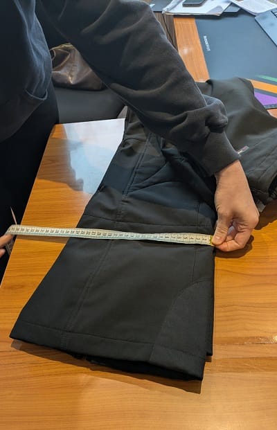 Ramona misst den Wadenumfang einer Wanderhose – wichtig für Wanderhosen mit kräftigen Waden