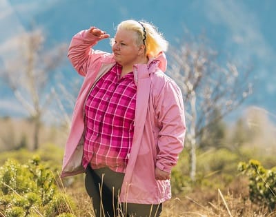 Softshelljacke Damen große Größen – beim Wandern in der Natur