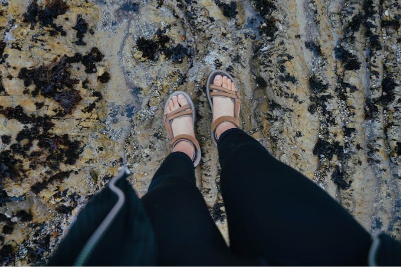 Trekkingsandalen auf Felsuntergrund im Outdoor-Einsatz