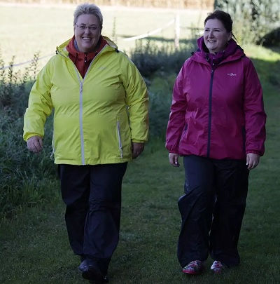Regenhose Damen große Größen – zwei Frauen in Übergröße beim Wandern mit Regenhose