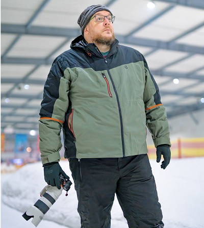 Herren Skijacke Übergröße olivgrün schwarz für Outdoor und Ski, getragen von einem Model in der Skihalle