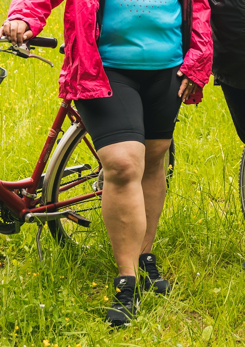 Damen Radhose für dicke Oberschenkel – Fahrradfahrerin in großen Größen auf der Wiese