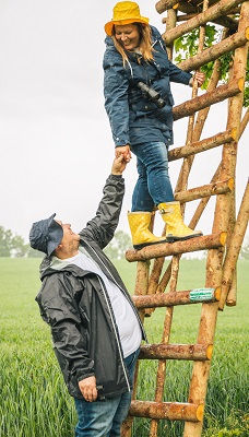 Regenmantel Damen große Größen – Paar im Regen beim Outdoor-Abenteuer