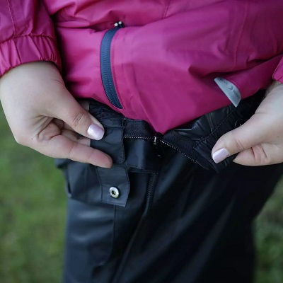 Regenhose Damen Übergröße – weiter Bund mit Reißverschluss wird angezogen