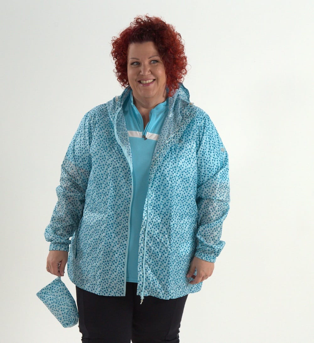 Ultraleichte Regenjacke Damen Übergrößen – Regatta packbare Jacke in großen Größen Ultraleichte Regenjacke Damen große Größen – Modell Doris trägt Regatta Packjacke in Türkis mit Punkte-Muster, Größe 52