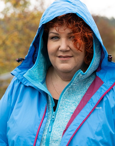 Damen Regenjacke in Übergröße – blaue Funktionsjacke mit Kapuze bei Regen