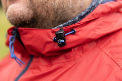 Herren Regenjacke Detail – Kapuze mit Zugband und Kordelstopper rot