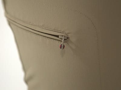 Wanderhose Übergrößen – Detailaufnahme Reißverschlusstasche beige