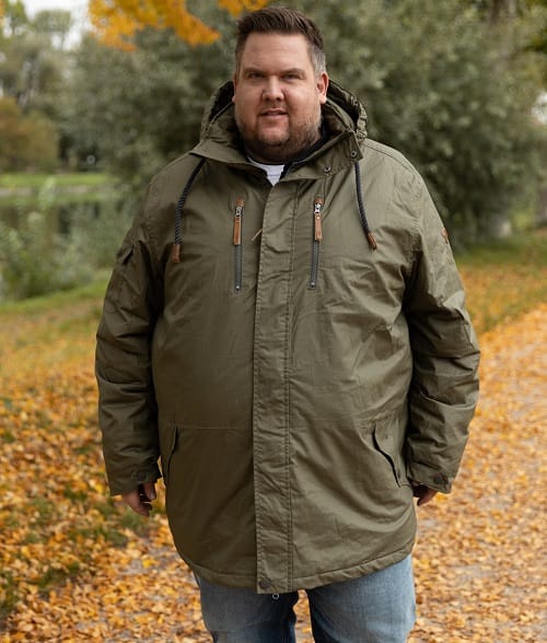 Herren Funktionsjacke in Übergrößen im Herbst – Modell in großen Größen 3XL bis 12XL