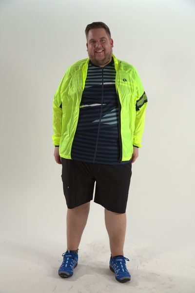 Herren Radhose Gonso in Übergröße – Model trägt Bike Shorts mit Radtrikot