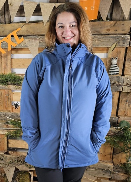 Model Dani trägt blaue Softshelljacke in Größe 50 bei RennerXXL